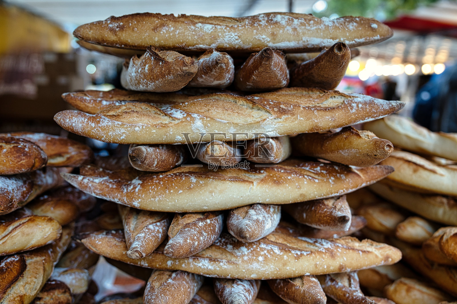 法棍或在法国巴黎的市场上出售的长条形脆皮法式面包照片摄影图片