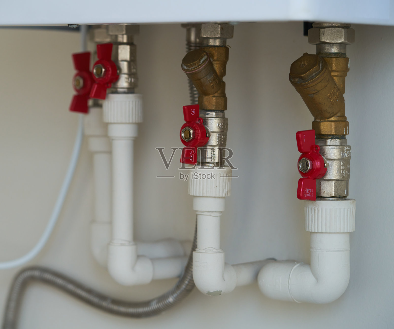 燃气管道通向燃气锅炉照片摄影图片