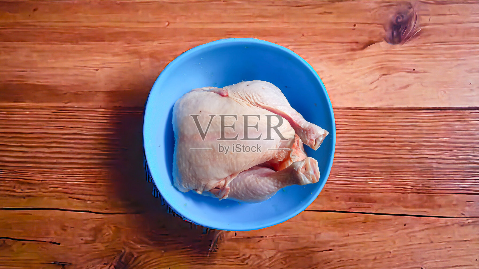 木桌上盛着切好的鸡肉的碗照片摄影图片