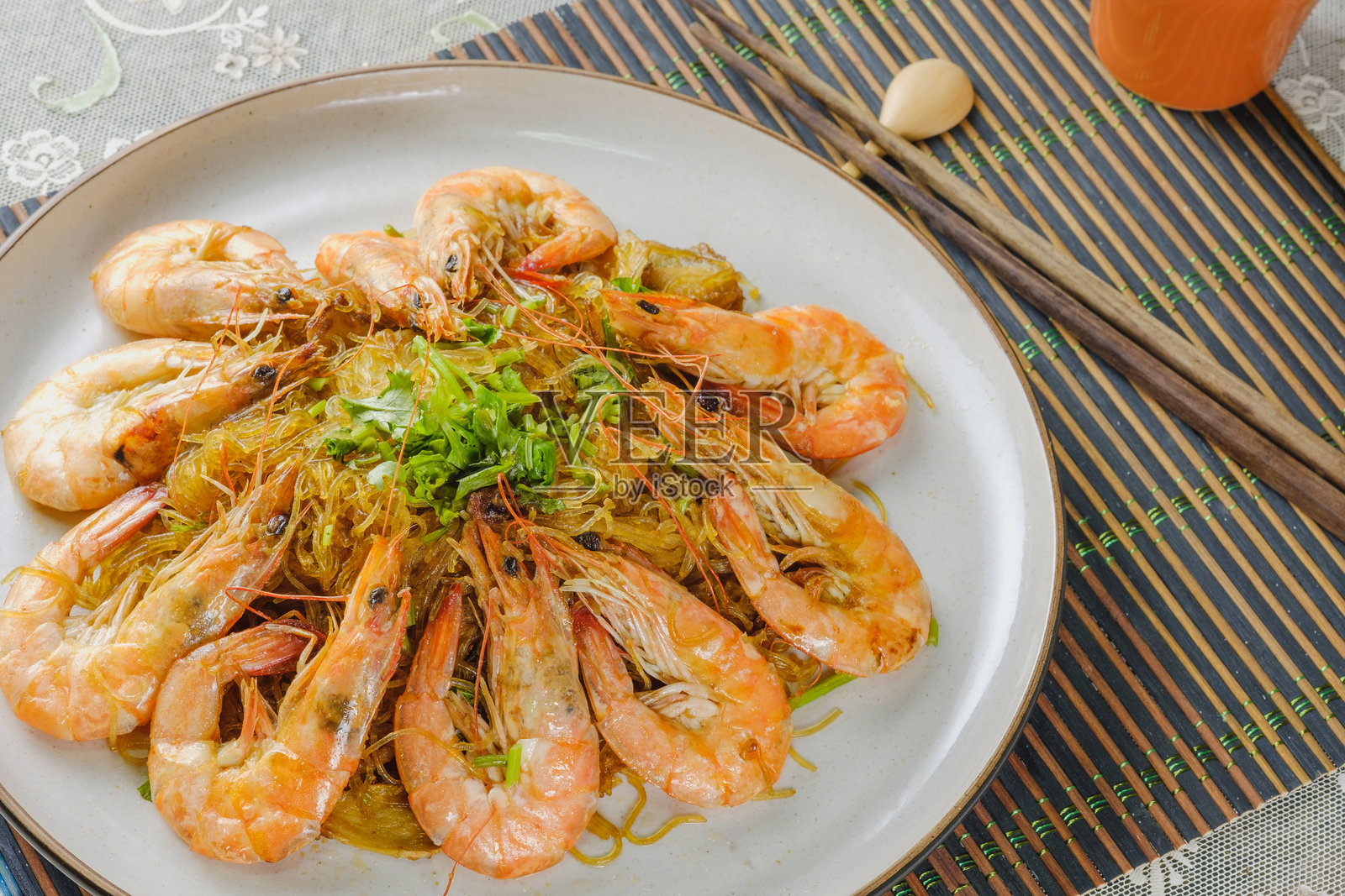 高角度视图的虾仁米粉盘放在桌子上照片摄影图片