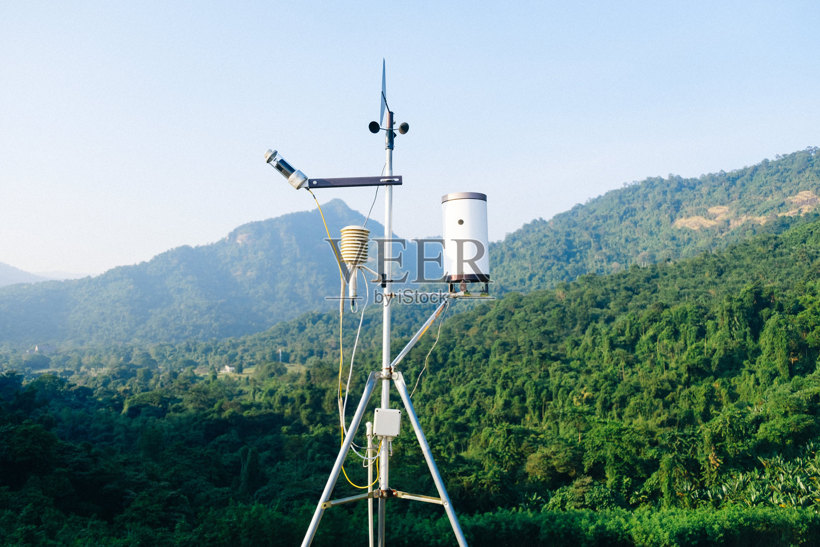 山上清晰天空下的建筑结构照片摄影图片