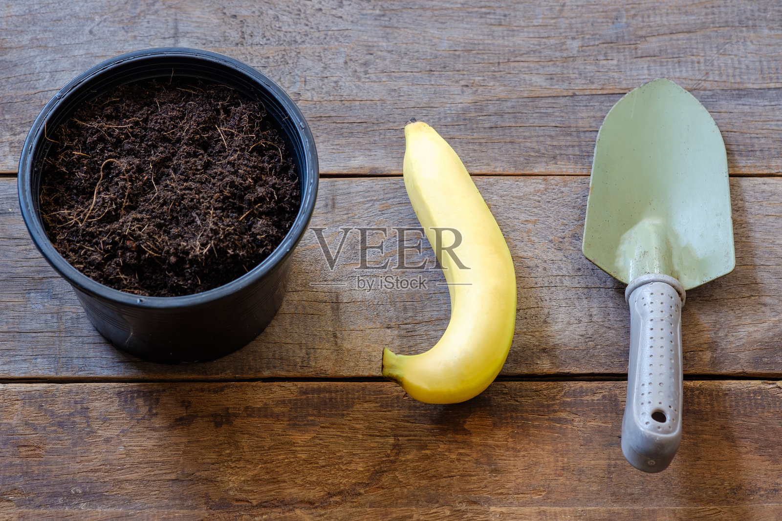 高角度视图的桌子上的香蕉铲和锅照片摄影图片