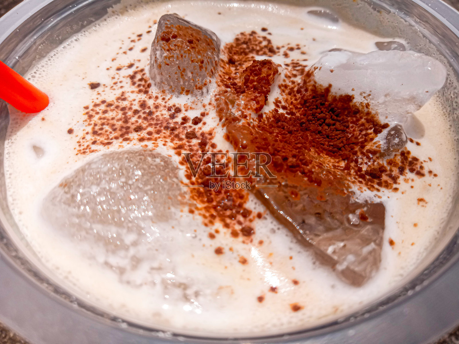 冰咖啡杯中撒上粉末的特写照片照片摄影图片