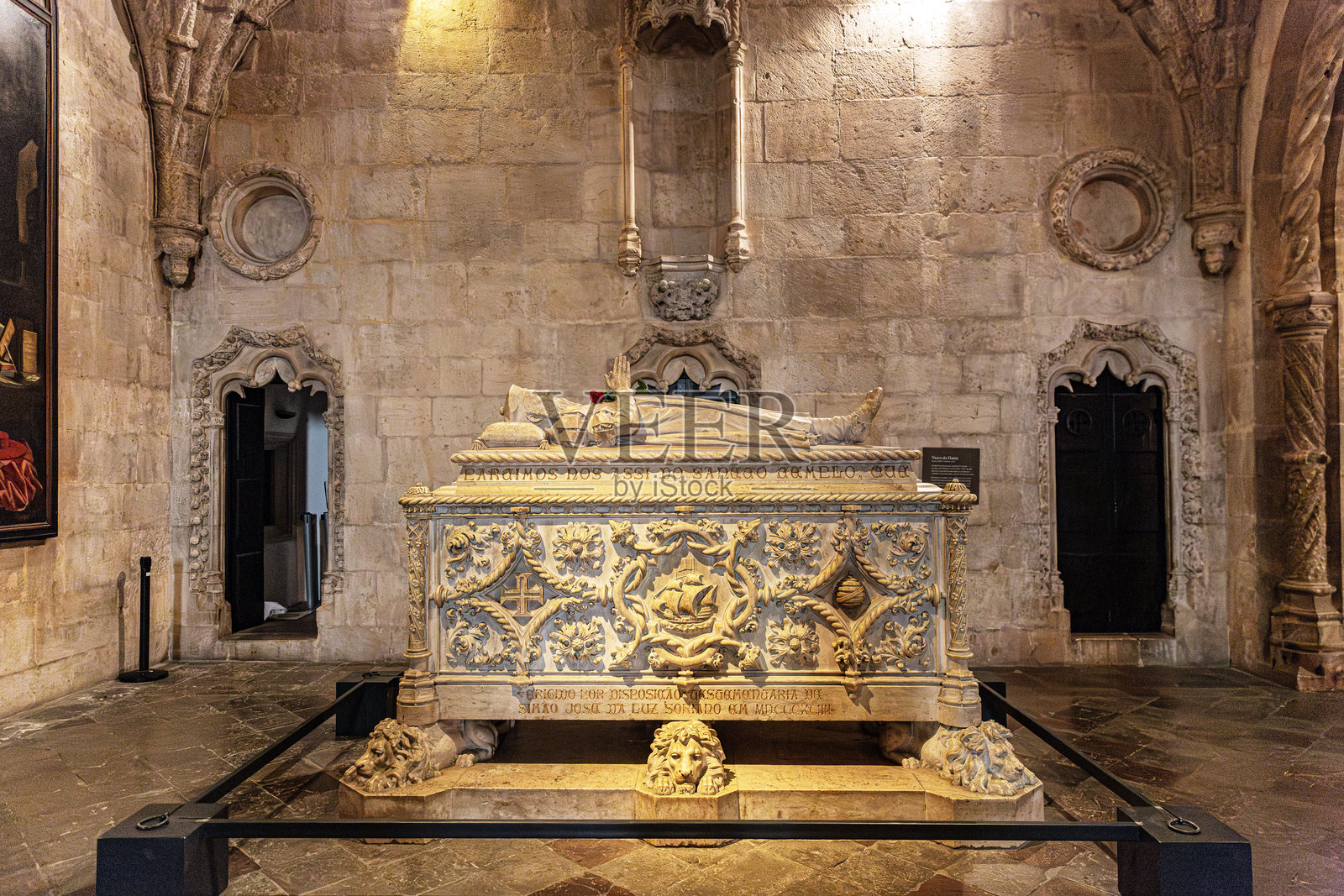 热罗尼莫斯修道院的达伽马墓:献给葡萄牙伟大探险家的致敬照片摄影图片
