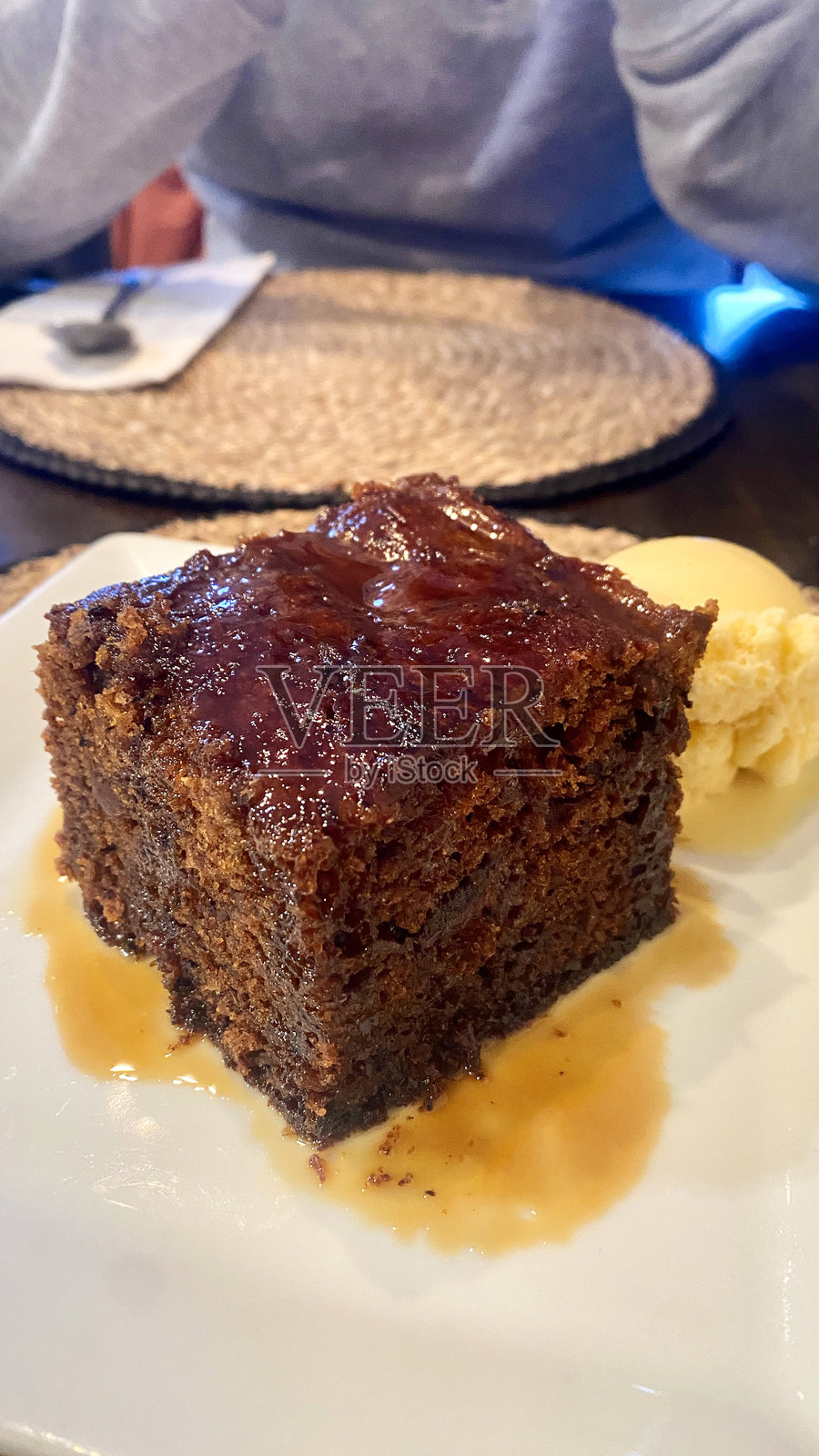 经典太妃糖布丁甜点放在盘子上照片摄影图片