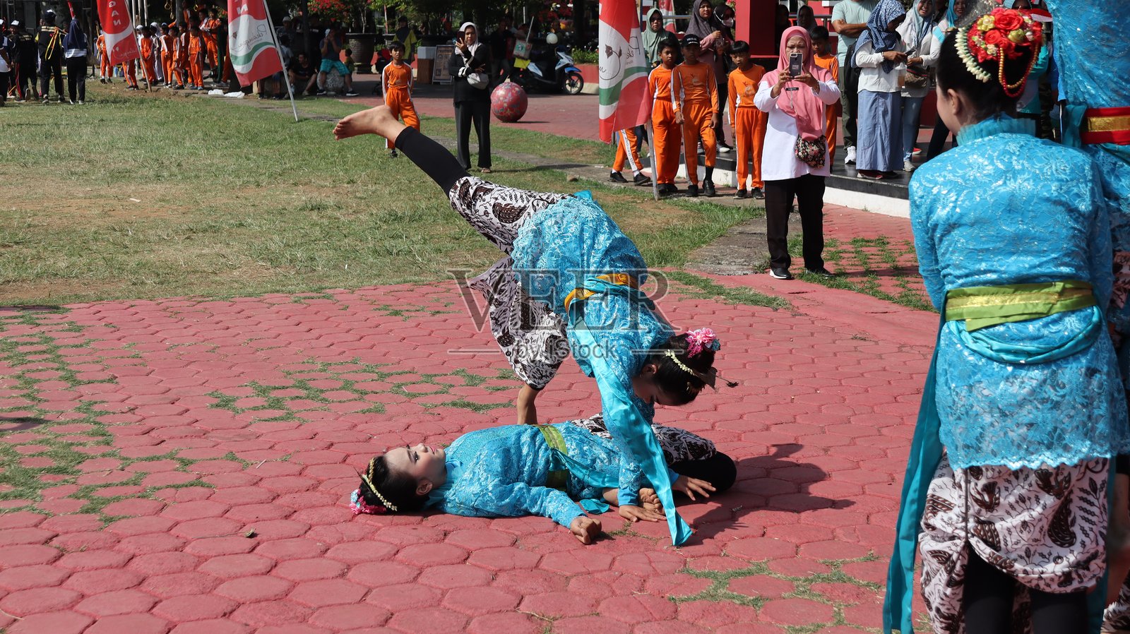 女人在狂欢节上尽情享受,舞者们身着美丽的传统服装跳舞照片摄影图片