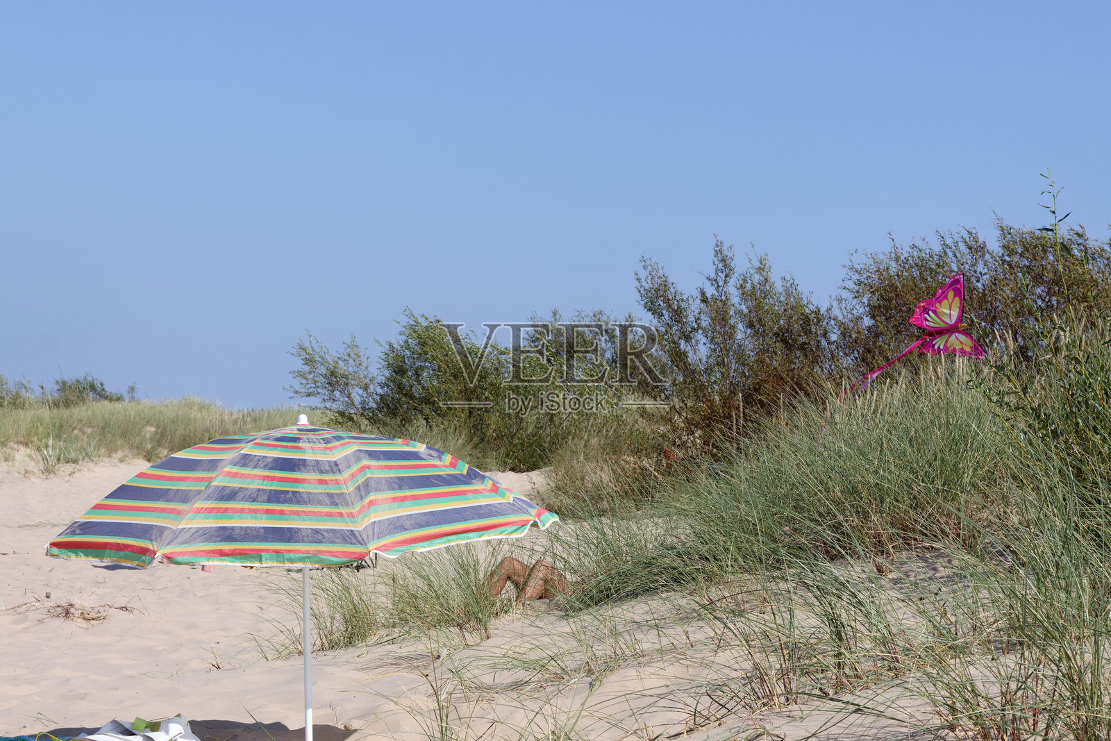 沙滩上有伞和椅子照片摄影图片