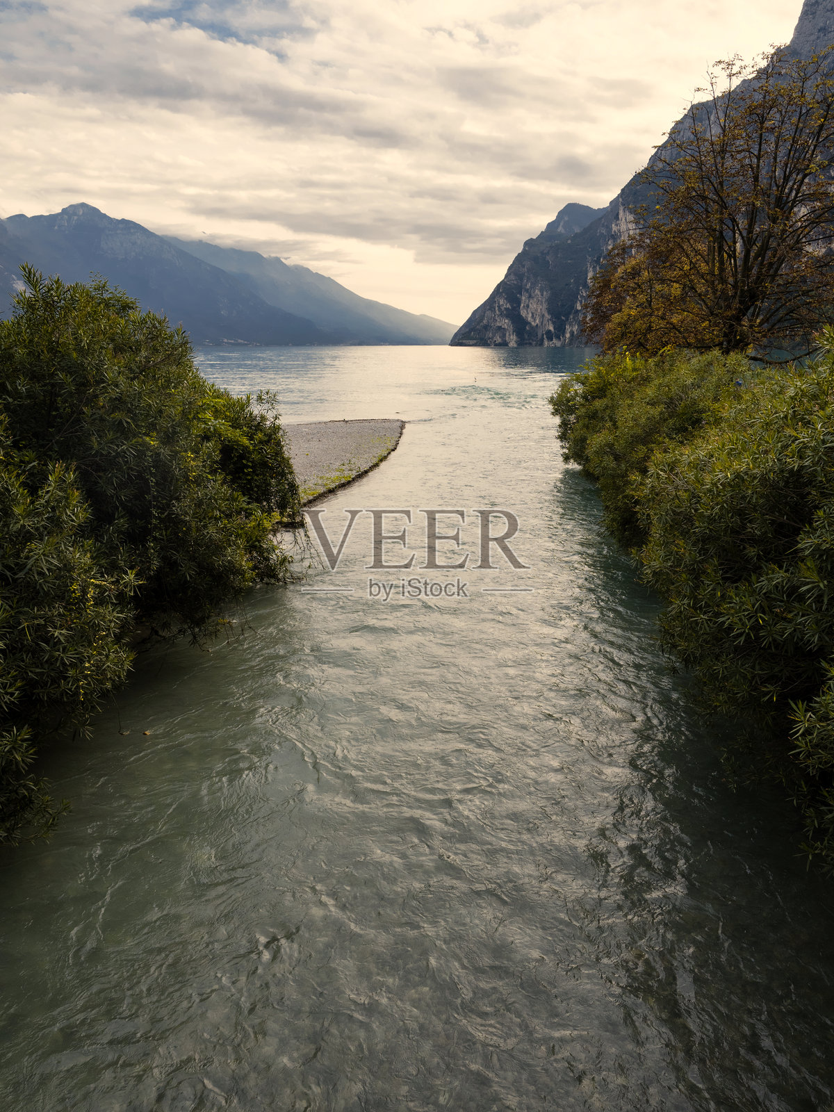 溪流的力量照片摄影图片