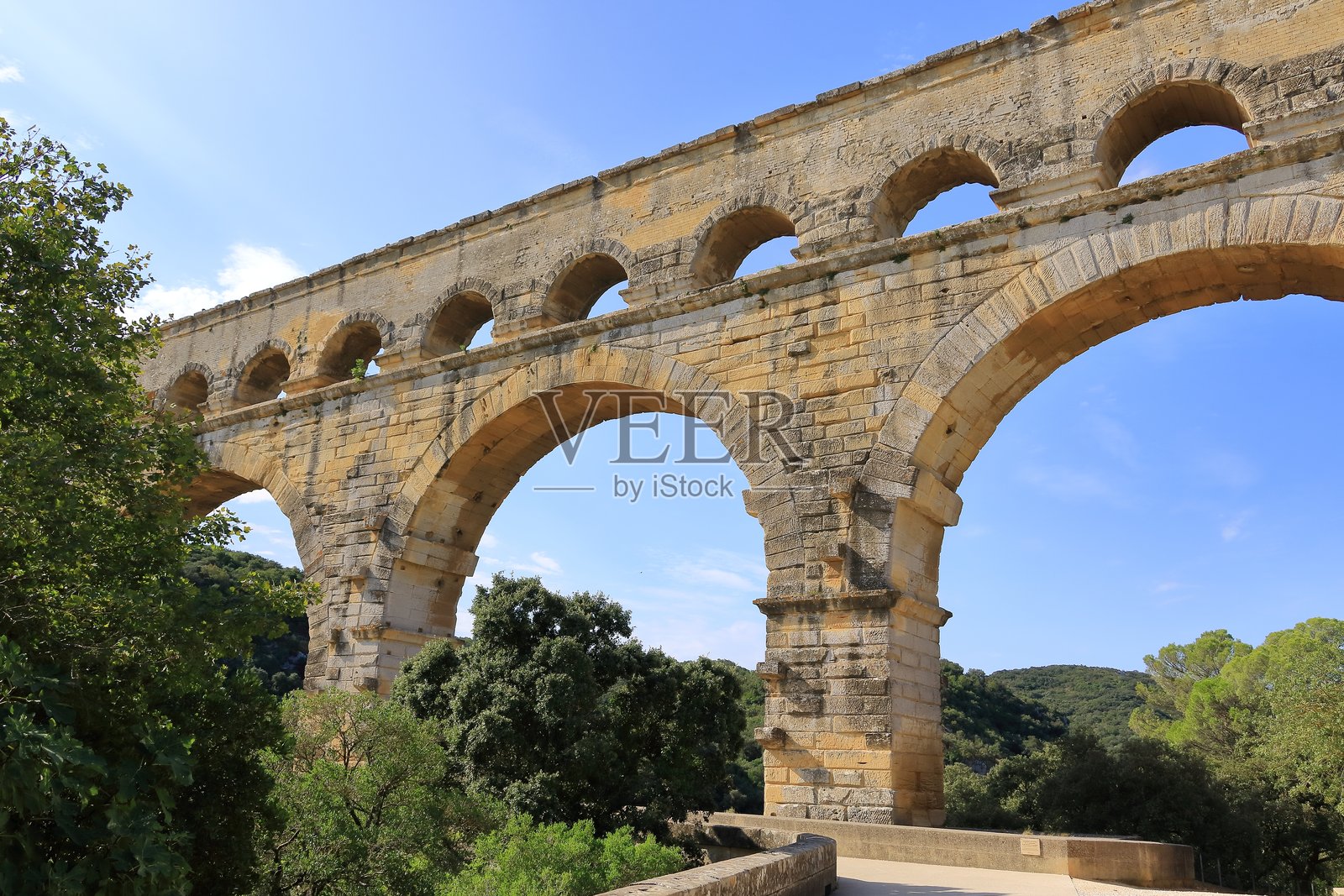 加尔桥，著名的罗马水道，位于法国南部的普罗旺斯地区，靠近尼姆。照片摄影图片