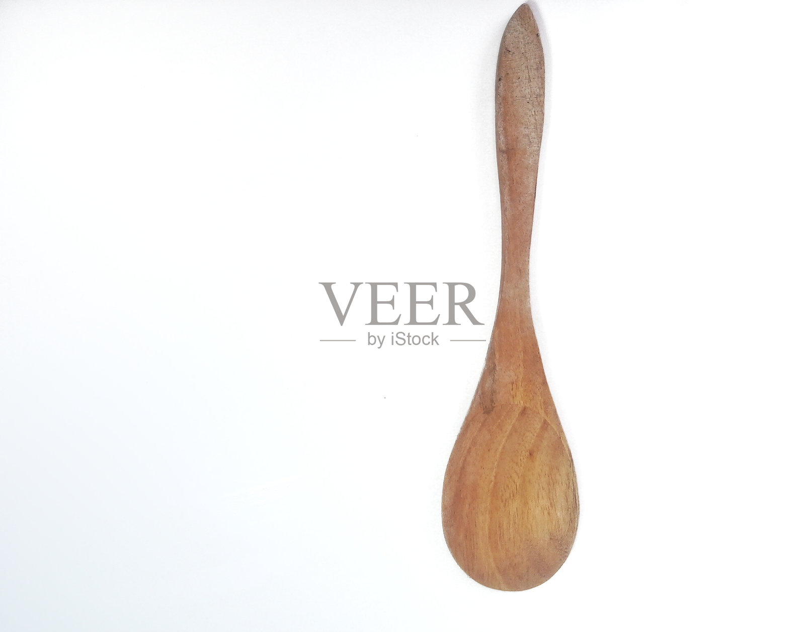 一只空的棕色木勺孤立在白色背景上，留有空白区域。照片摄影图片