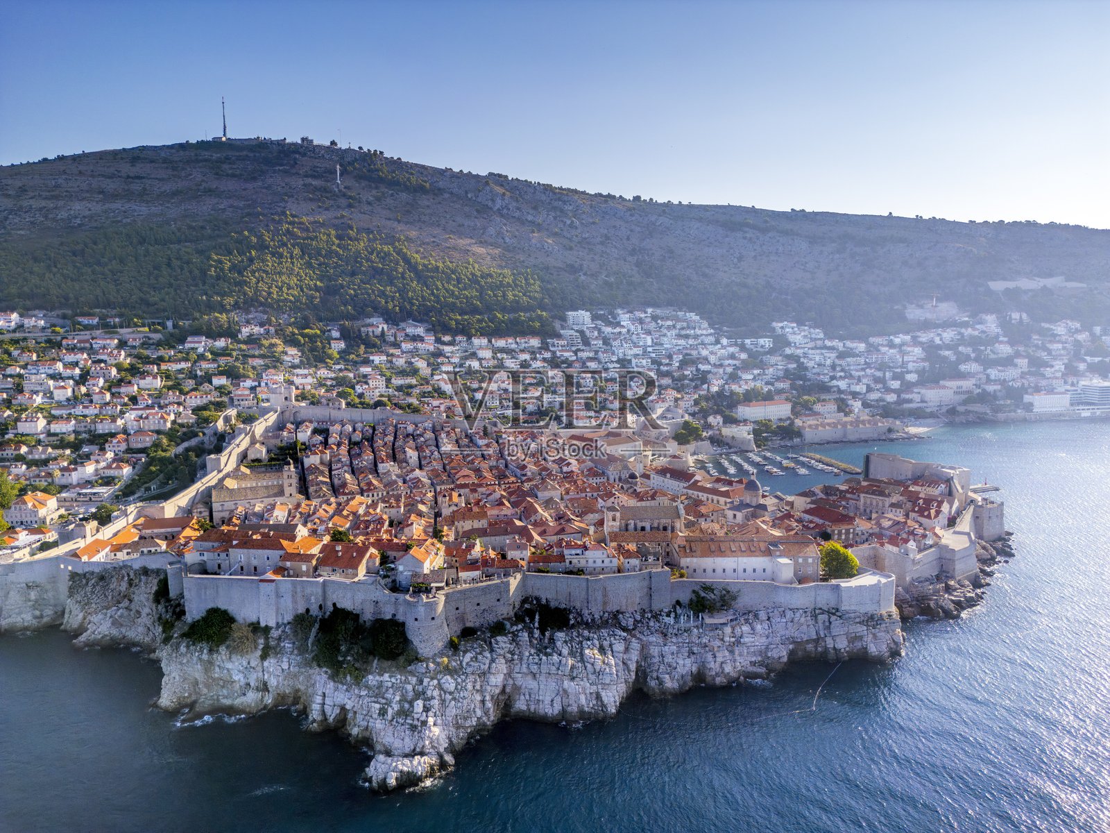 杜布罗夫尼克老城和港口的鸟瞰图照片摄影图片