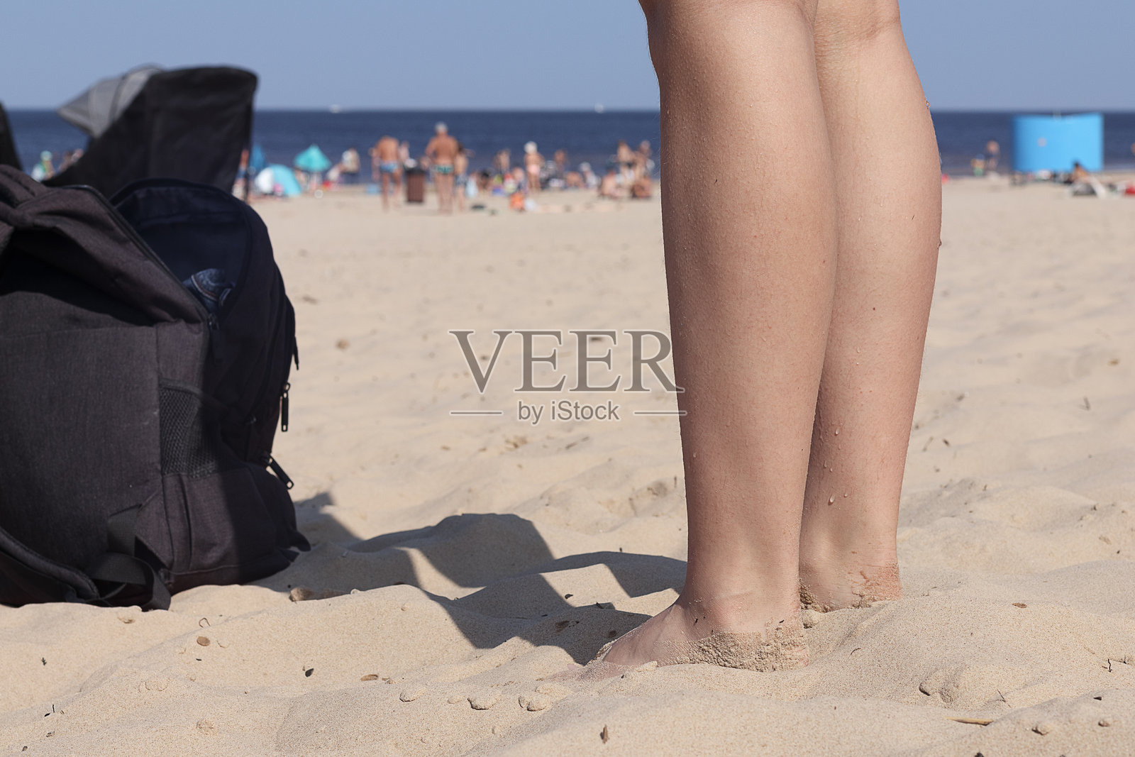 一个人在阳光明媚的日子里走在沙滩上照片摄影图片