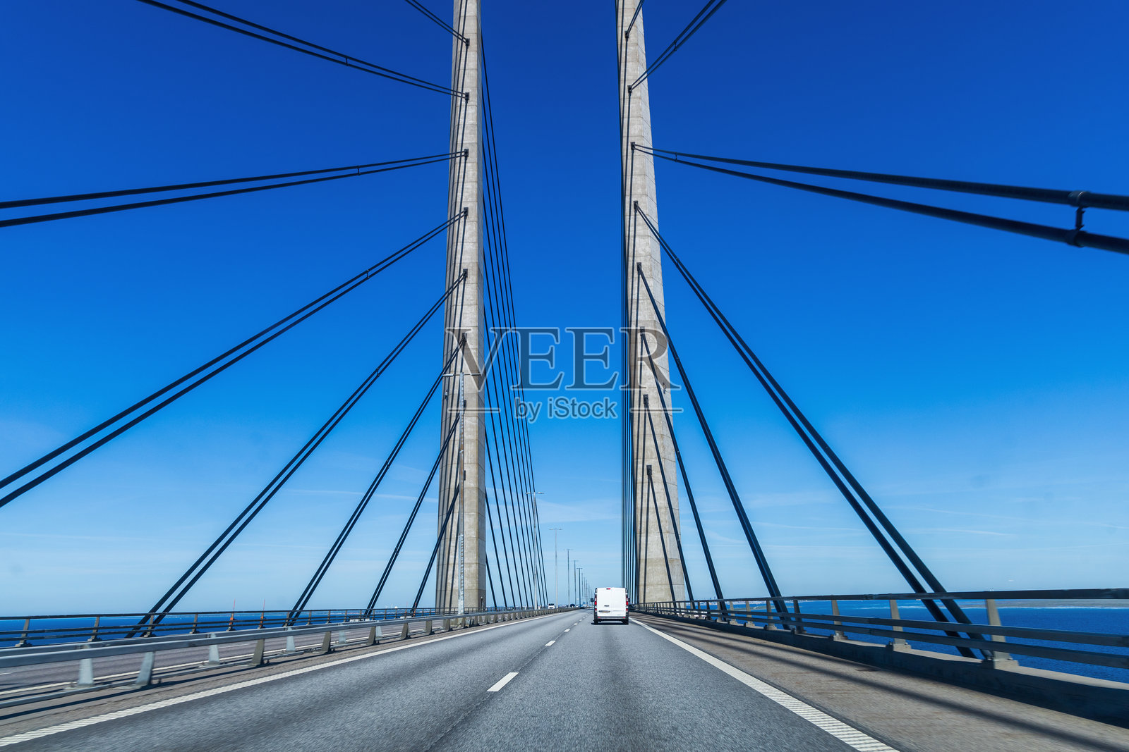 高速公路桥的视角，来自一辆快速行驶的汽车。照片摄影图片