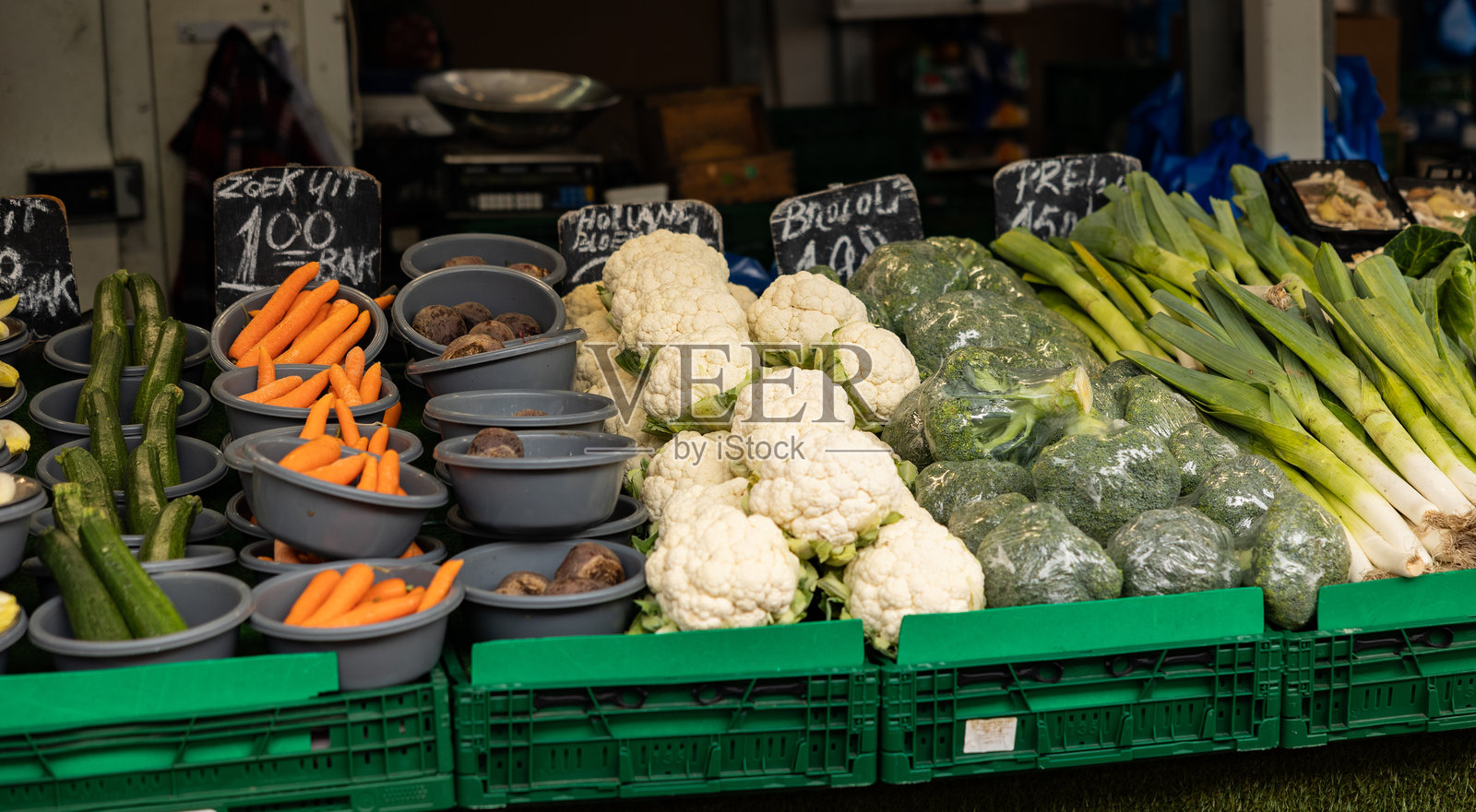 西葫芦、胡萝卜、花椰菜、西兰花和韭菜。照片摄影图片