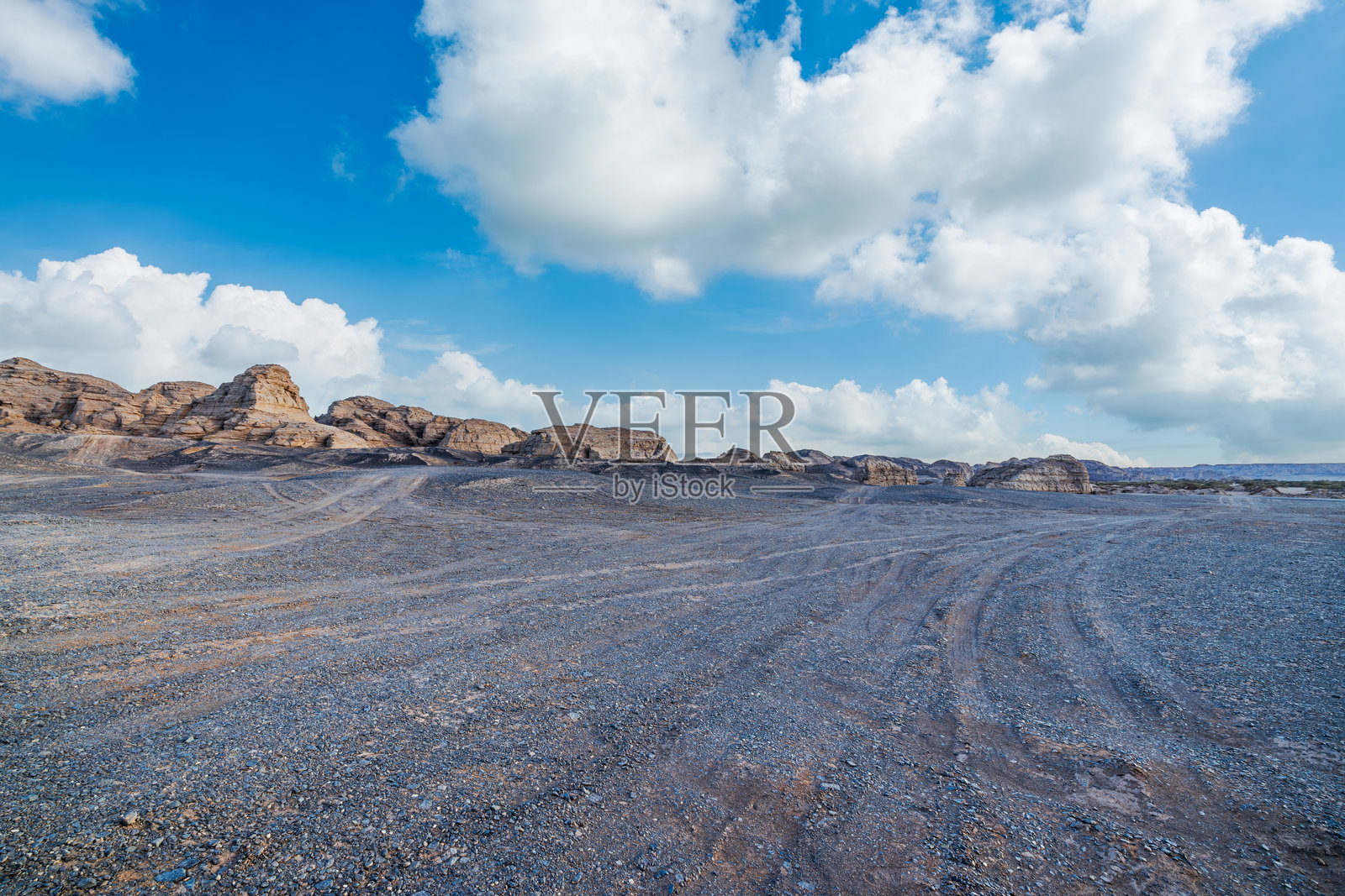 沙漠沙地与天空云彩的自然风光在蓝天之下照片摄影图片