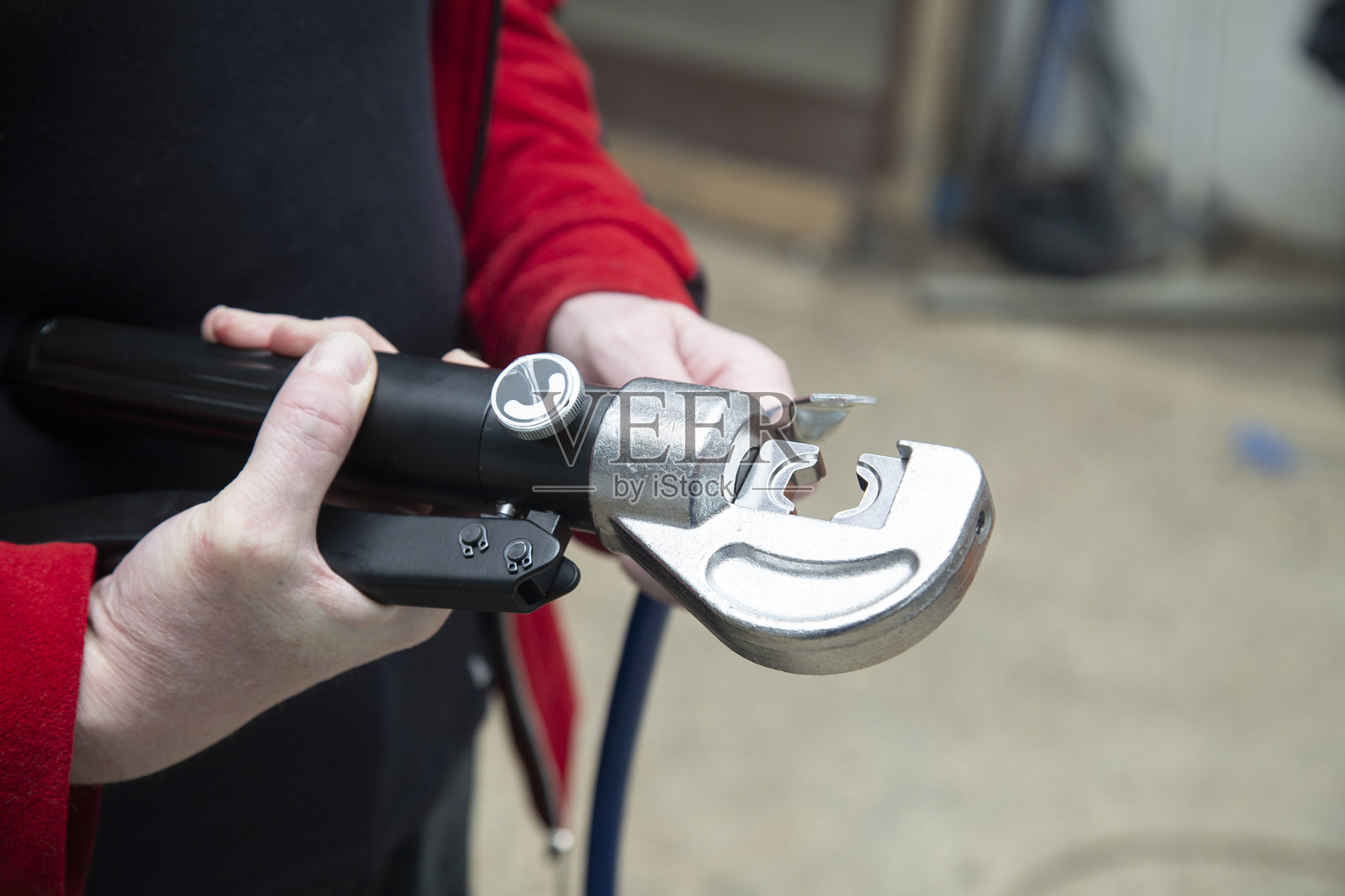 用于压接电线的压接钳。照片摄影图片