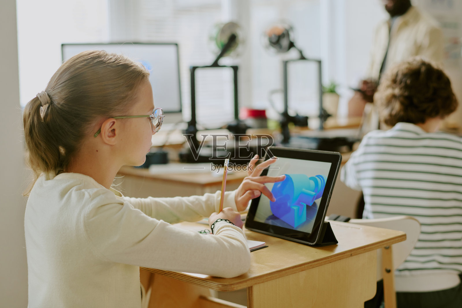 在课堂环境中使用互动平板学习照片摄影图片