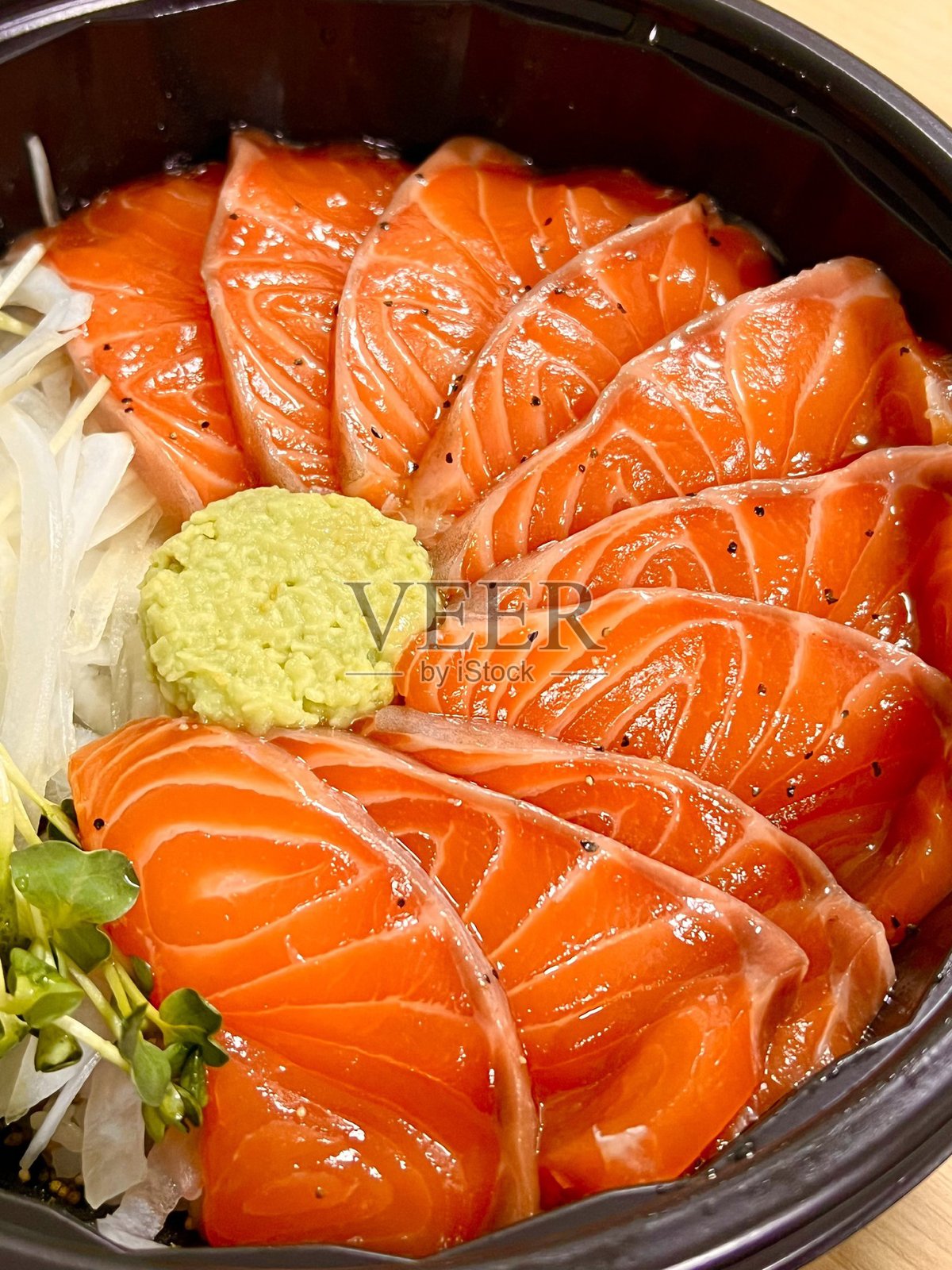 生鱼片是一种日本美食，采用薄切生鱼，鲜嫩美味，精美摆盘，带来纯正的味觉体验。照片摄影图片