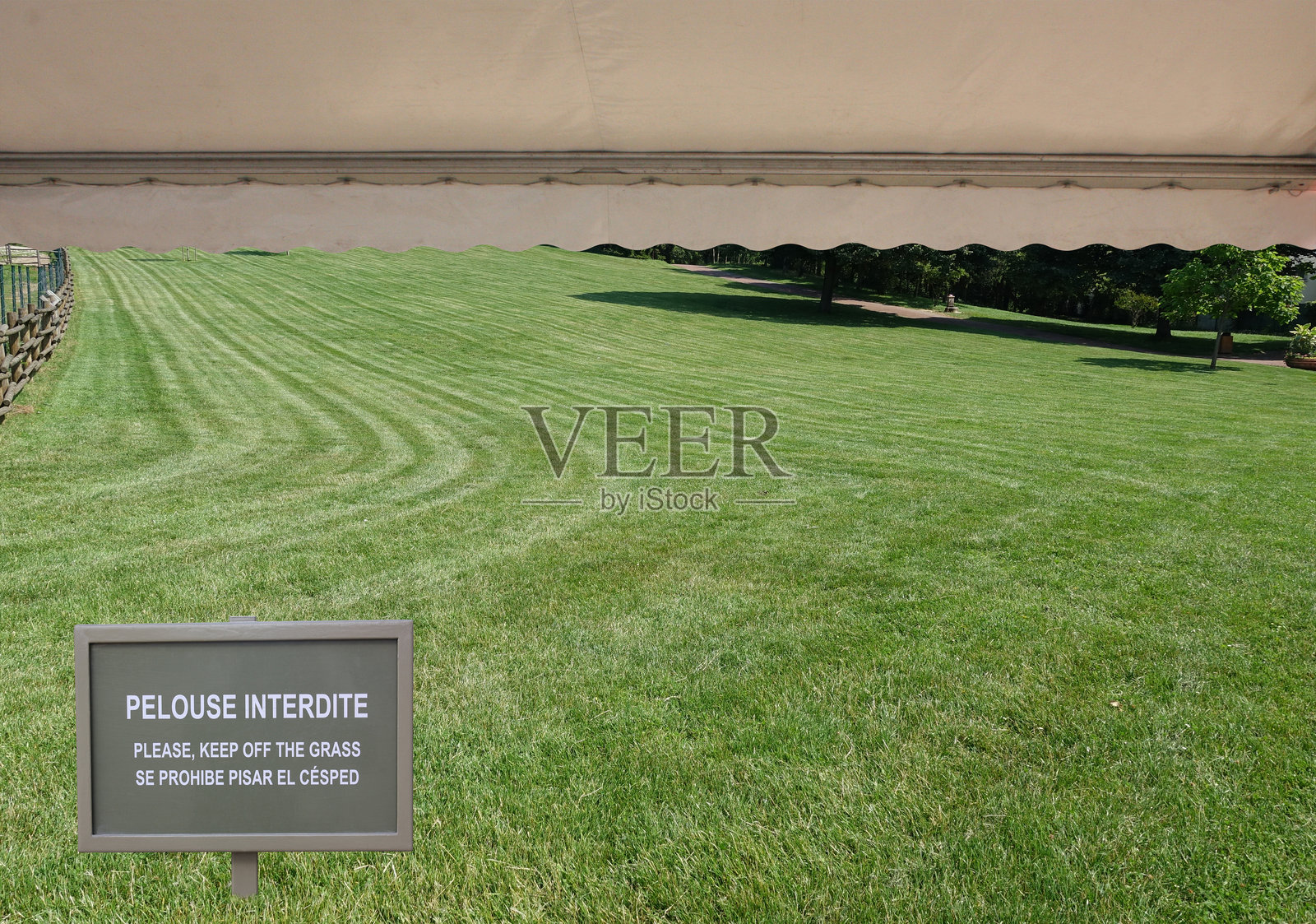 巴黎地区公园内禁止草坪的警告标志照片摄影图片