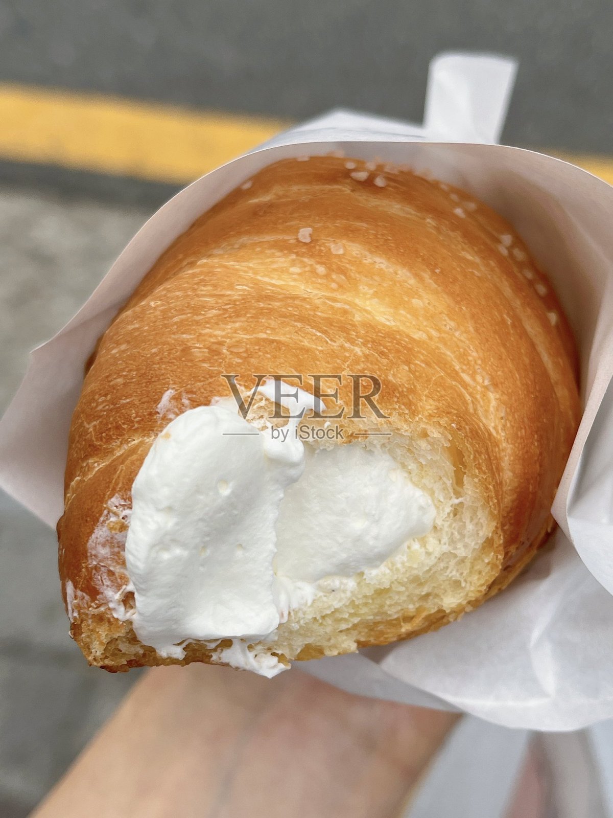 这是在韩国流行的盐面包。照片摄影图片