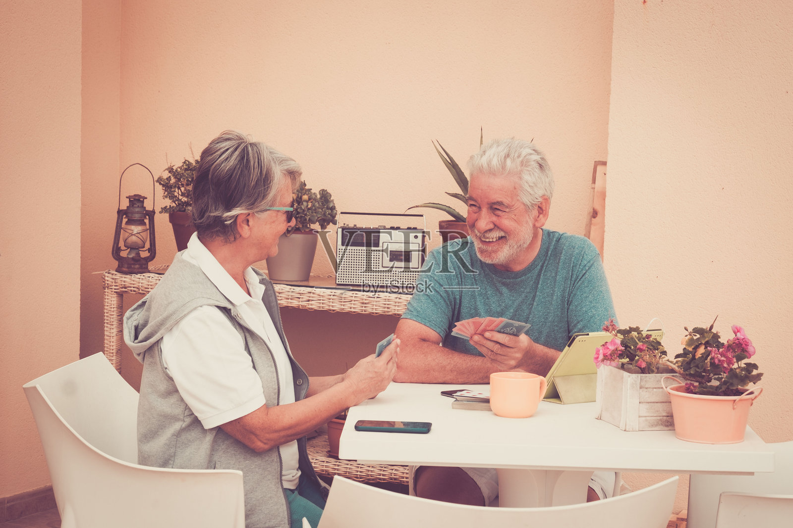 情侣在阳台上玩纸牌照片摄影图片