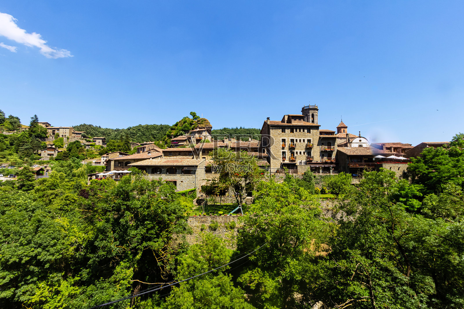 树间隐秘的风景山村照片摄影图片