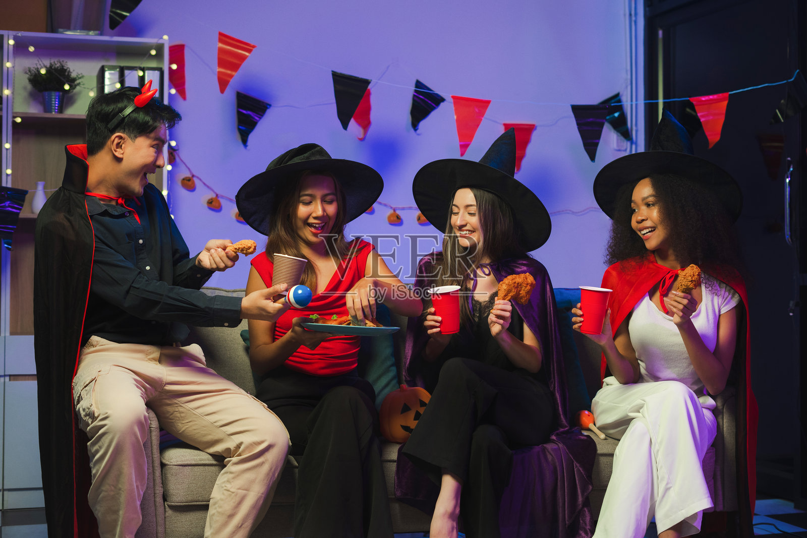 万圣节派对上，大家一起庆祝的晚餐聚会。照片摄影图片