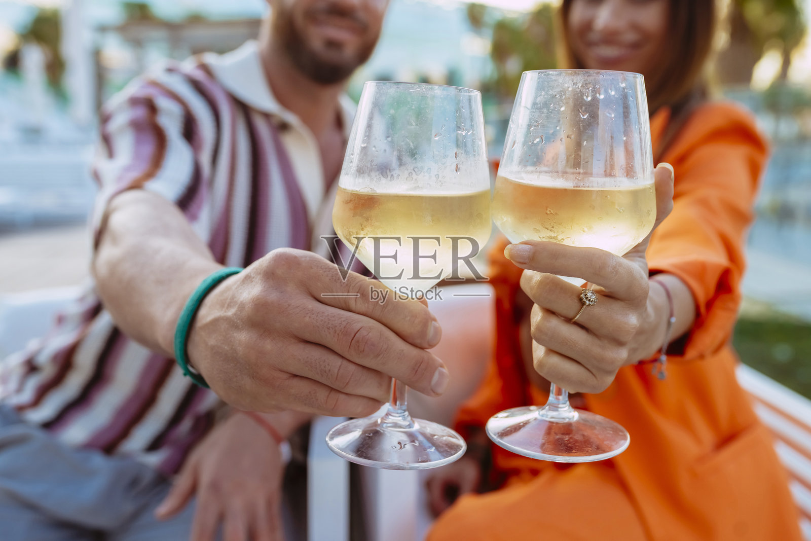 一对面目不清的微笑情侣共同举杯庆祝照片摄影图片