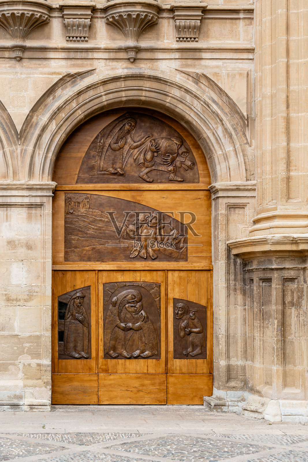 西班牙拉里奥哈的圣多明各大教堂。古老的圣地亚哥朝圣之路上的重要朝圣者停靠点。照片摄影图片