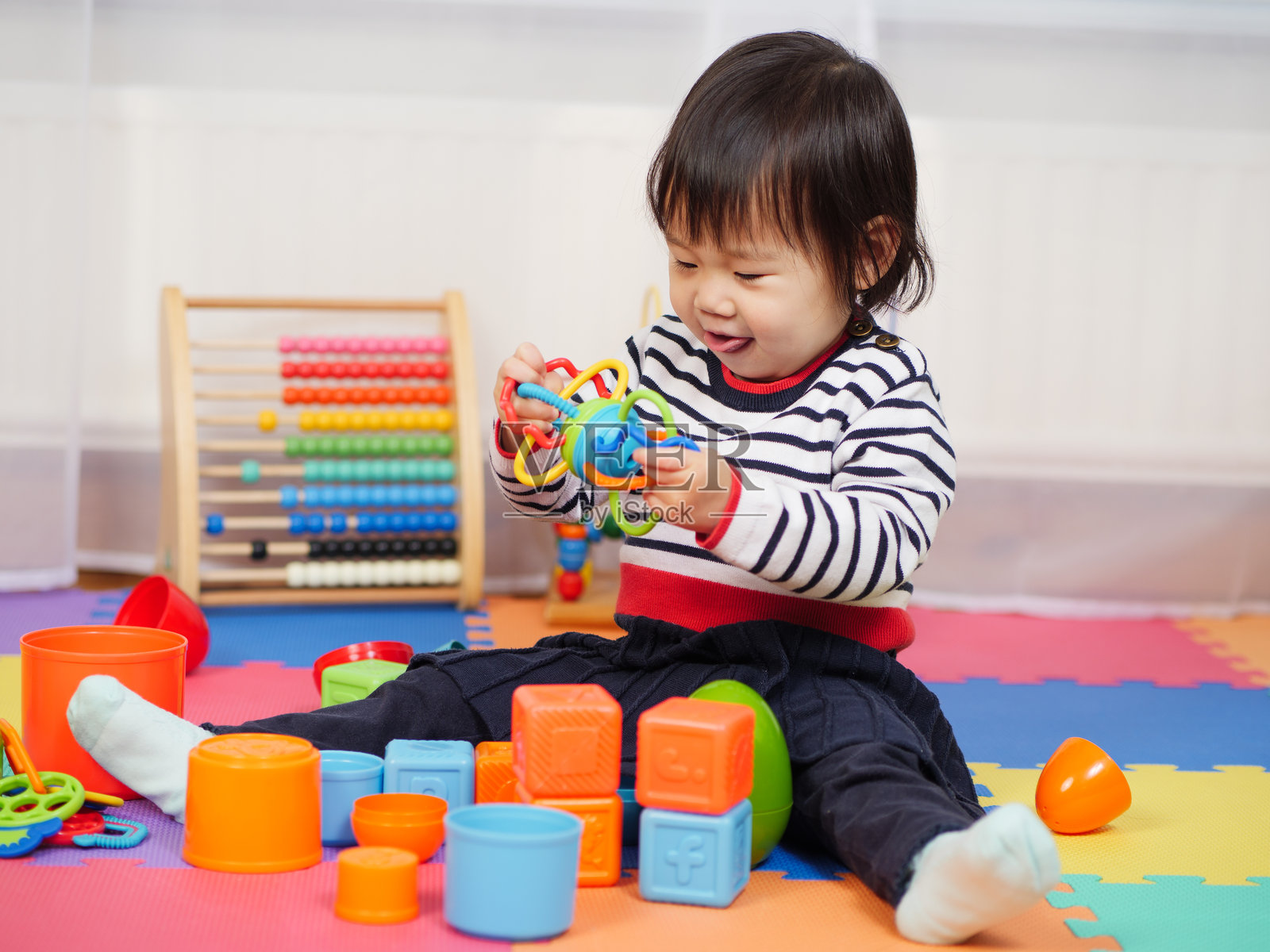 可爱女孩在家玩玩具照片摄影图片