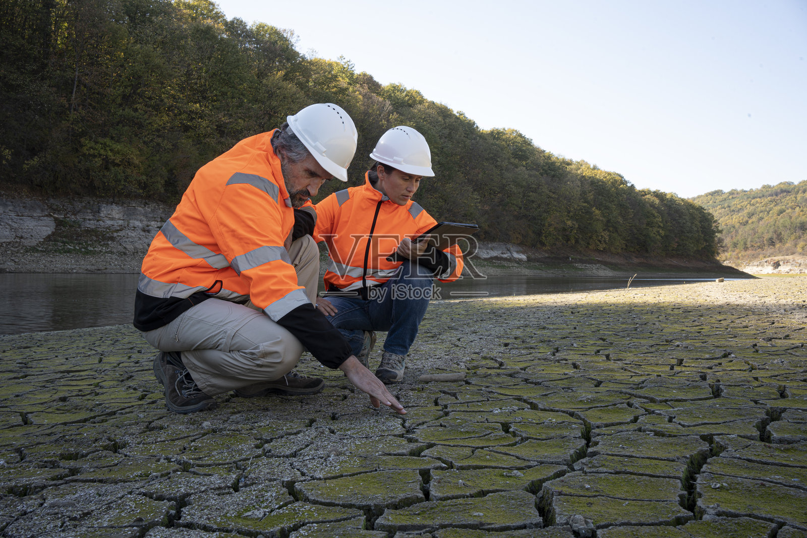 干旱管理。水文学家进行实地考察。超级干旱照片摄影图片