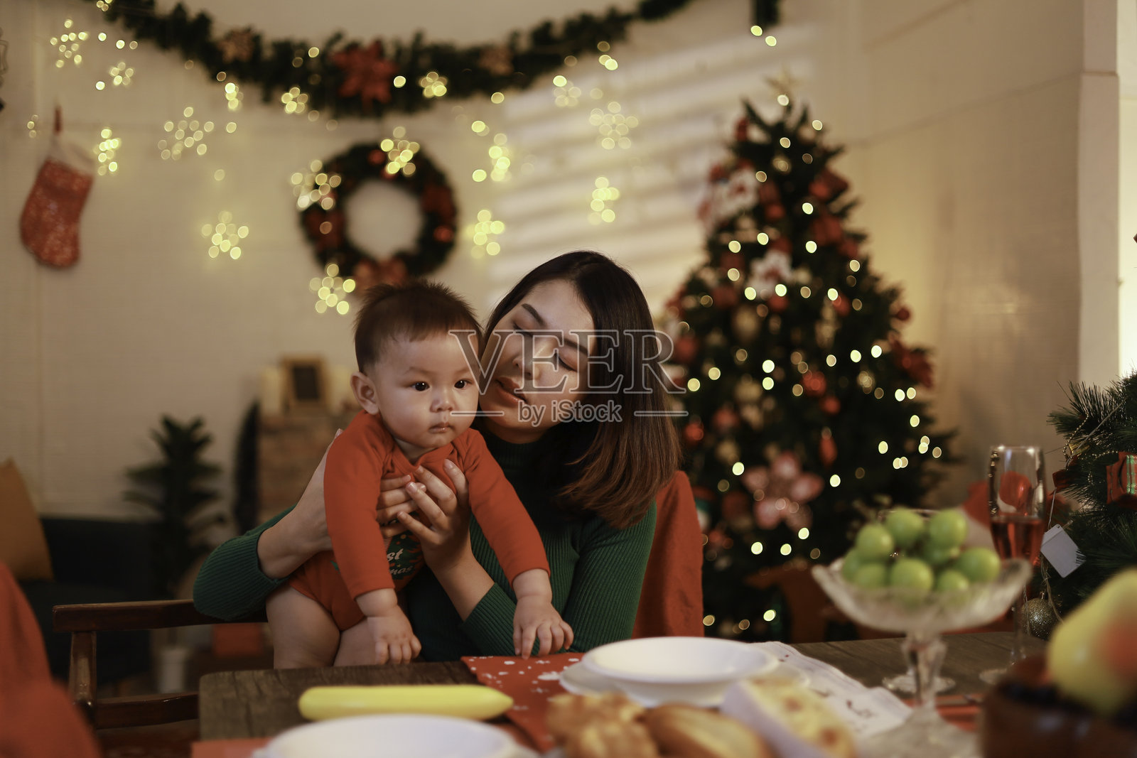 一位伤心的亚洲女性与她的两个小孩一起度过圣诞节。照片摄影图片