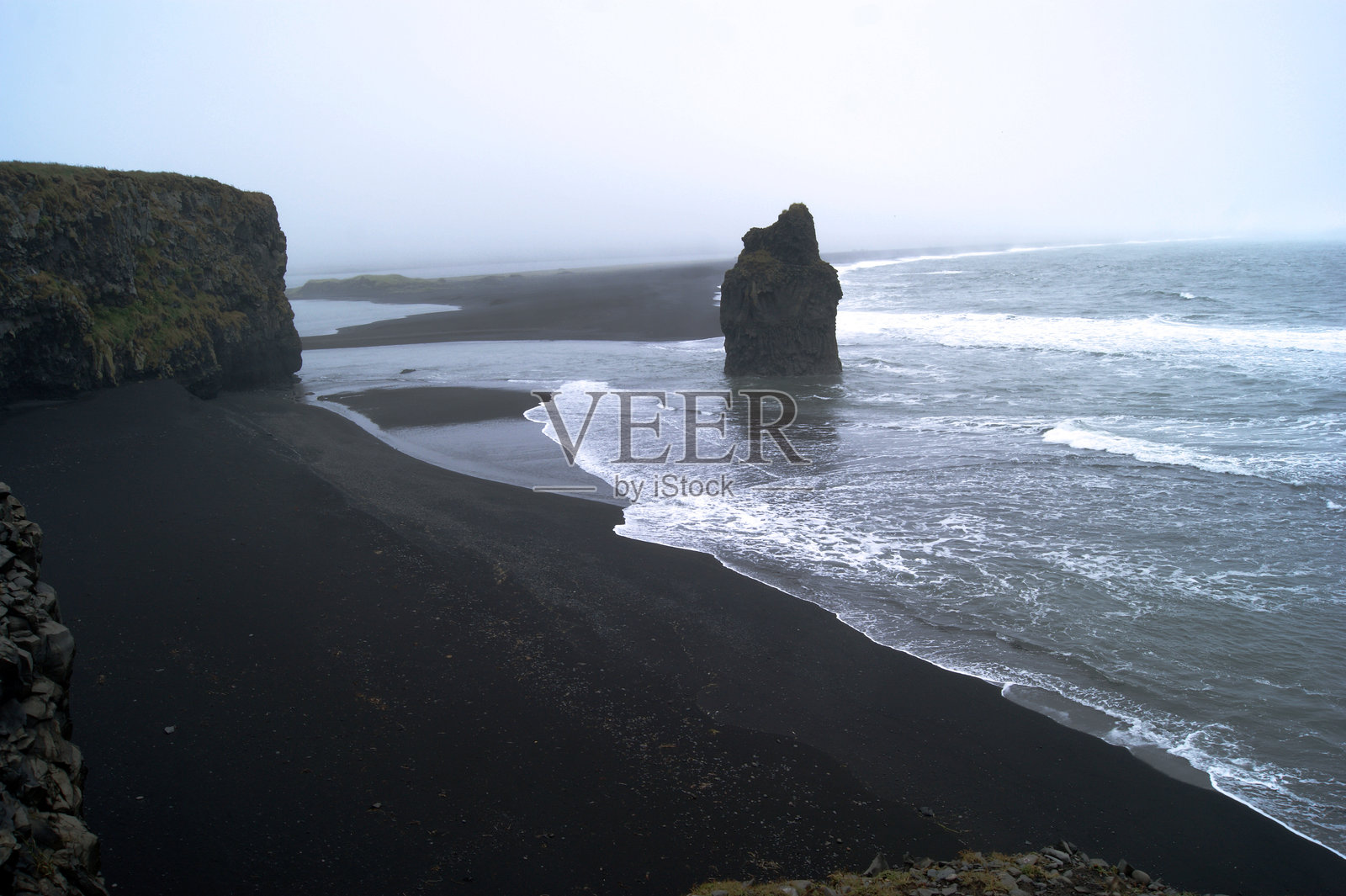 冰岛黑沙滩上的壮丽岩石 formations照片摄影图片