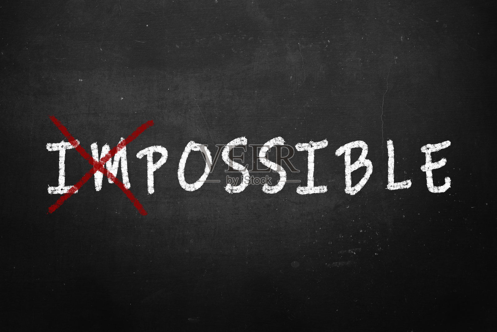 不可能手写在黑板上，激励概念，将不可能变为可能。照片摄影图片