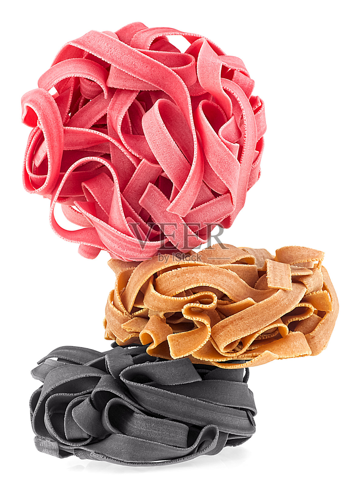 不同颜色的意大利面巢，孤立在白色背景上。意大利面条塔利亚特尔。照片摄影图片