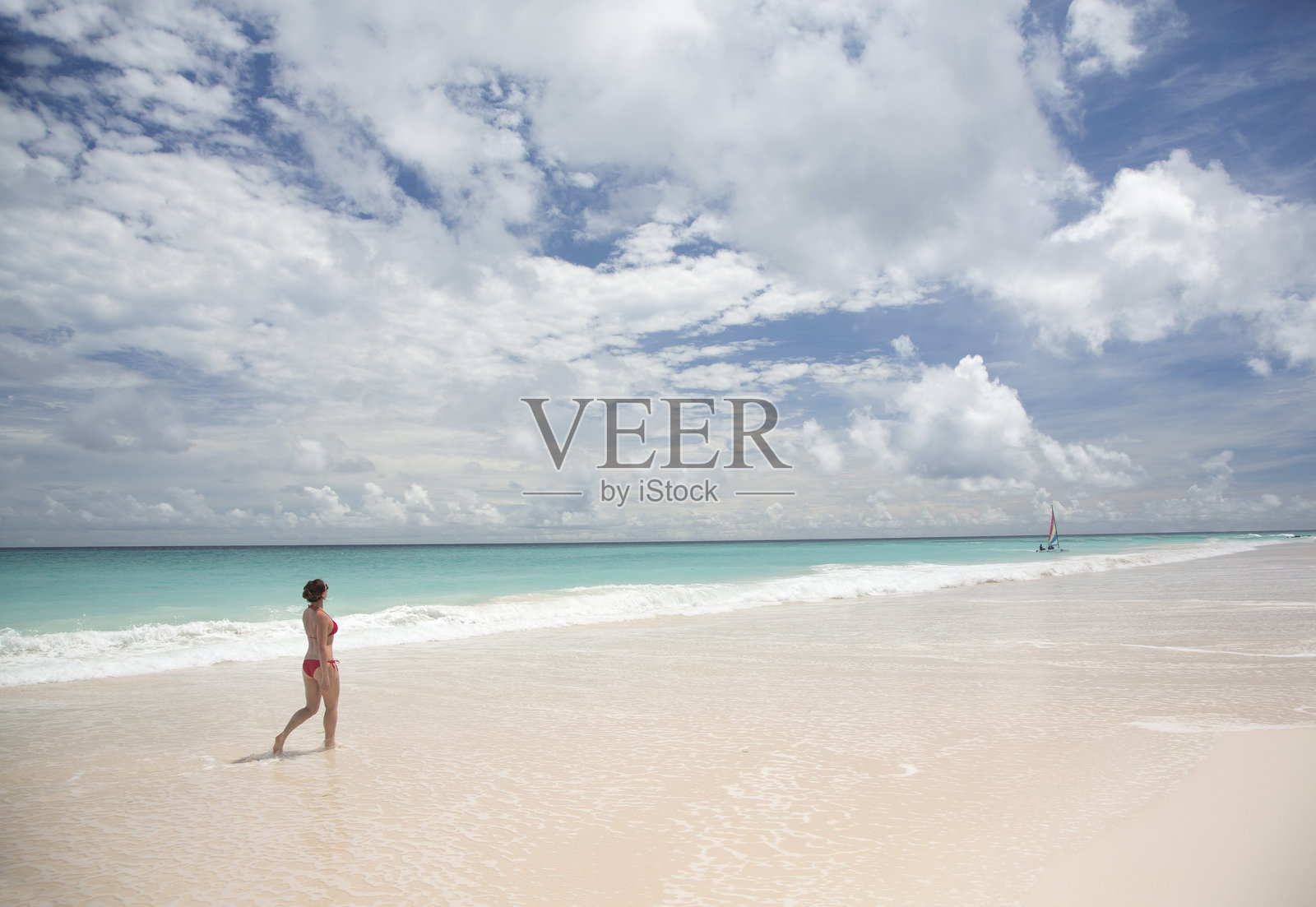 巴巴多斯，年轻女性在加勒比海滩。照片摄影图片