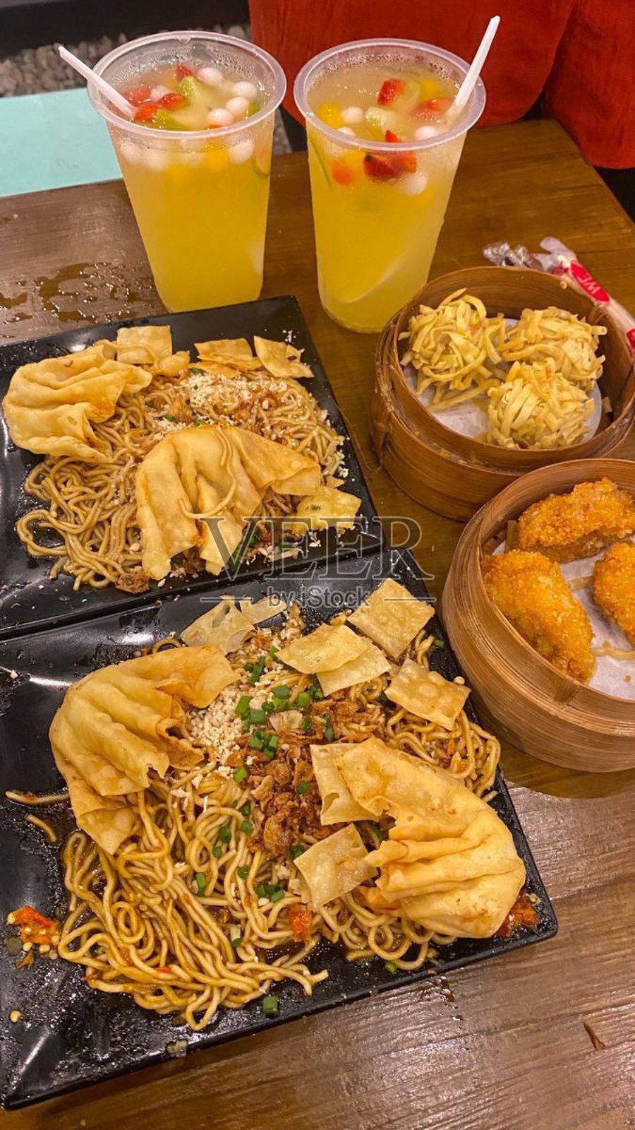 Mie gacoan是印尼受欢迎的美食之一。由面条、辛辣调料和炸饺子组成。白色背景。照片摄影图片