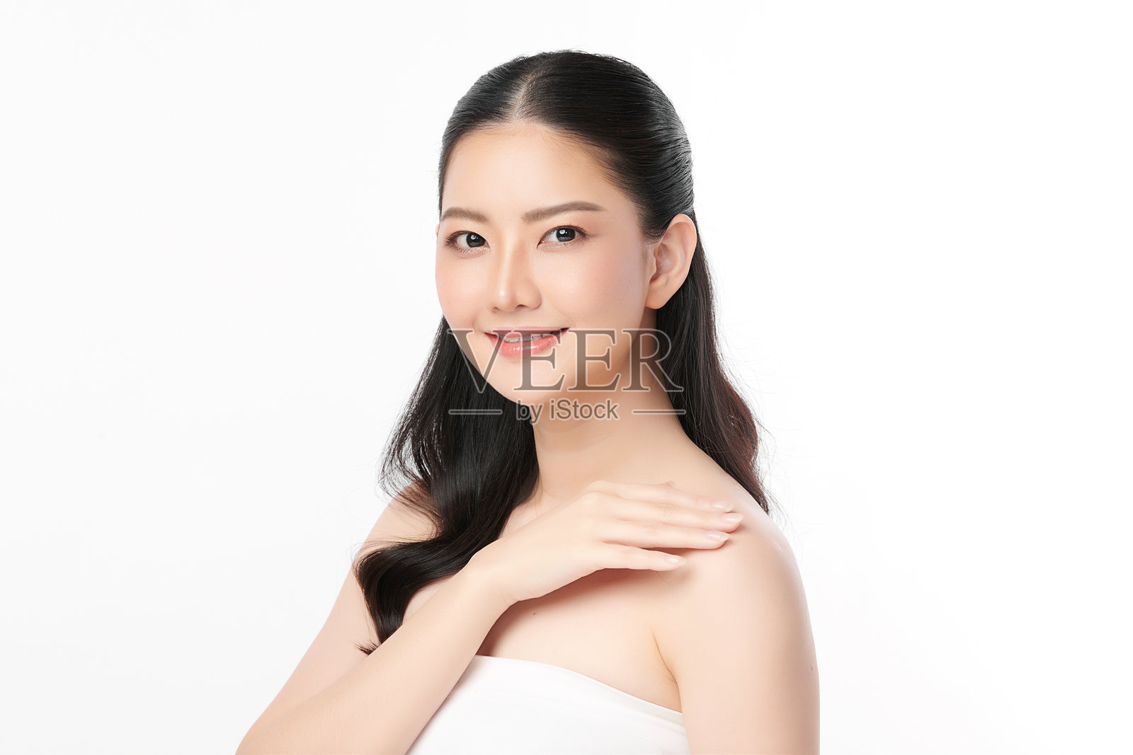 美丽的年轻亚洲女性，肤色洁净清新，背景为白色，面部护理，面部治疗，美容学，美容与水疗，亚洲女性肖像。照片摄影图片