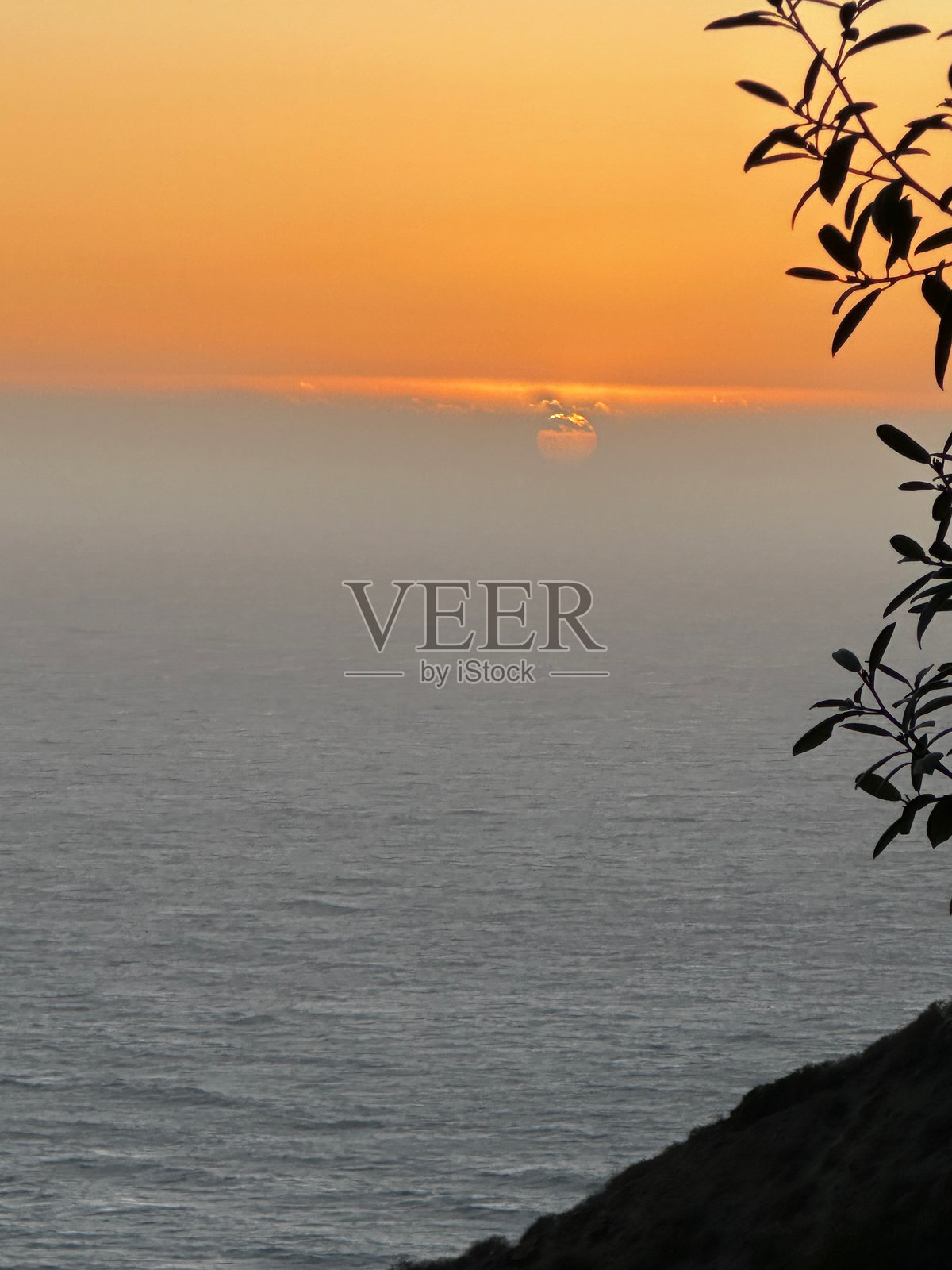 雾气弥漫的海岸日落照片摄影图片