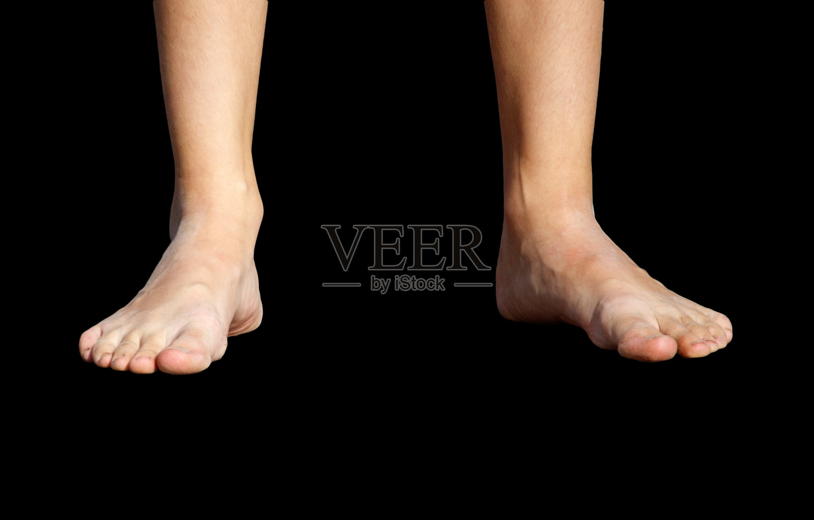 一个人的脚在黑色背景上侧面展示照片摄影图片