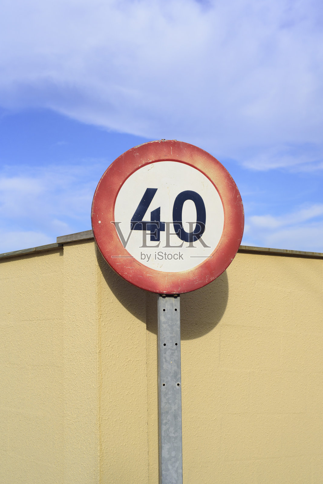 墙边的限速40公里/小时照片摄影图片