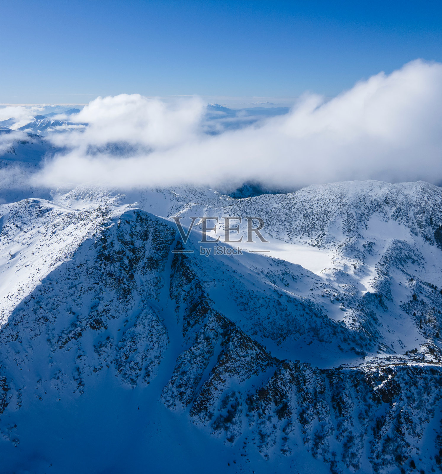 蓝天下的雪山，雄伟的雪山，雪山风景手机壁纸照片摄影图片