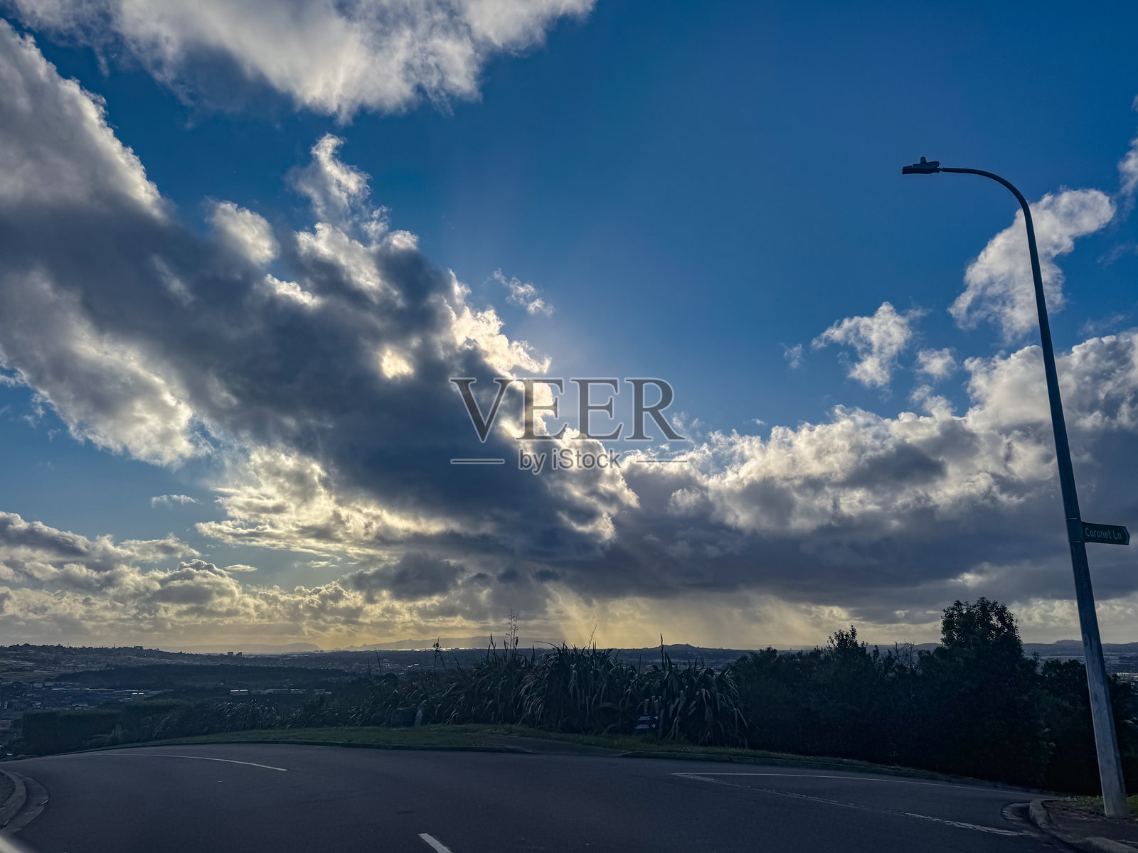 新西兰奥克兰日落前的自然山丘公园。照片摄影图片