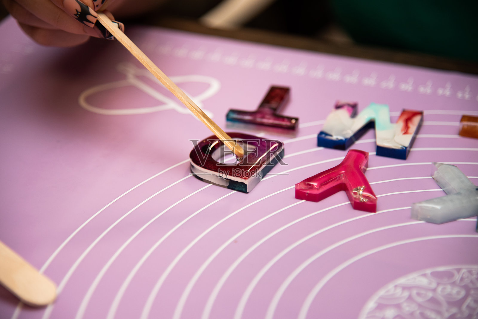 环氧树脂字母，树脂浇注过程照片摄影图片