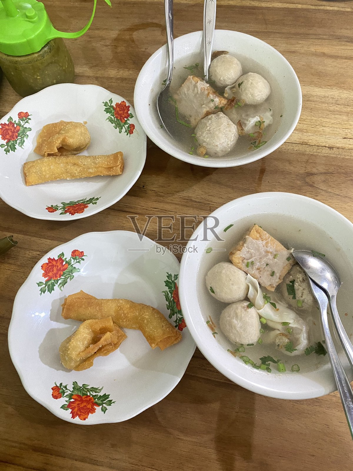 马朗的巴克索，来自印度尼西亚东爪哇的传统美食。肉丸汤配有面条、豆腐和炸饺子（饺子）。照片摄影图片