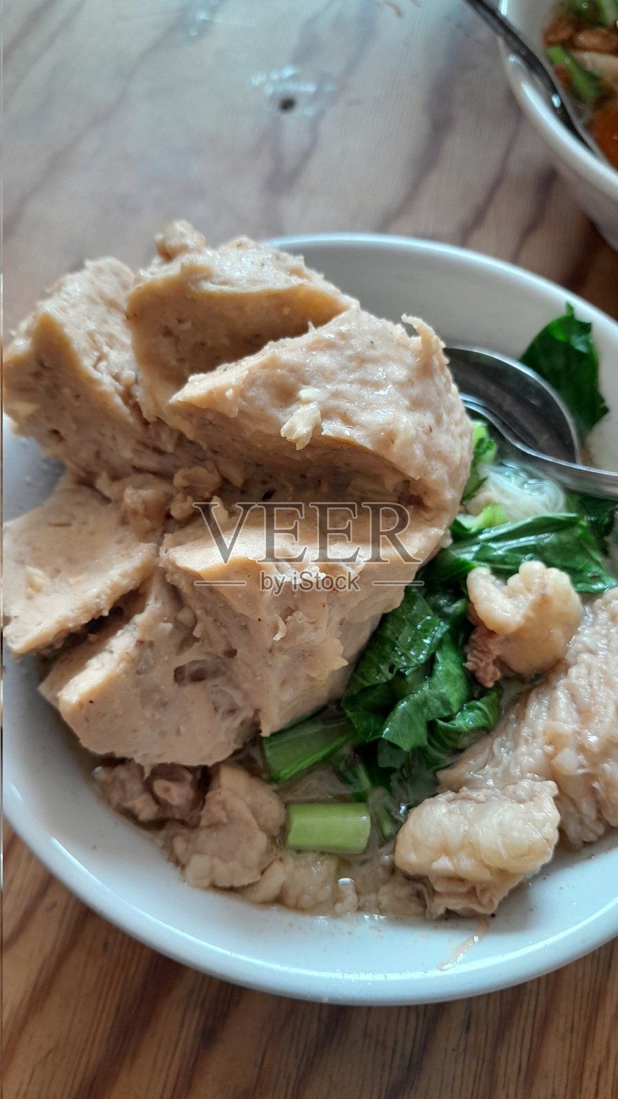 马朗的巴克索，来自印度尼西亚东爪哇的传统美食。肉丸汤配有面条、豆腐和炸饺子（饺子）。照片摄影图片