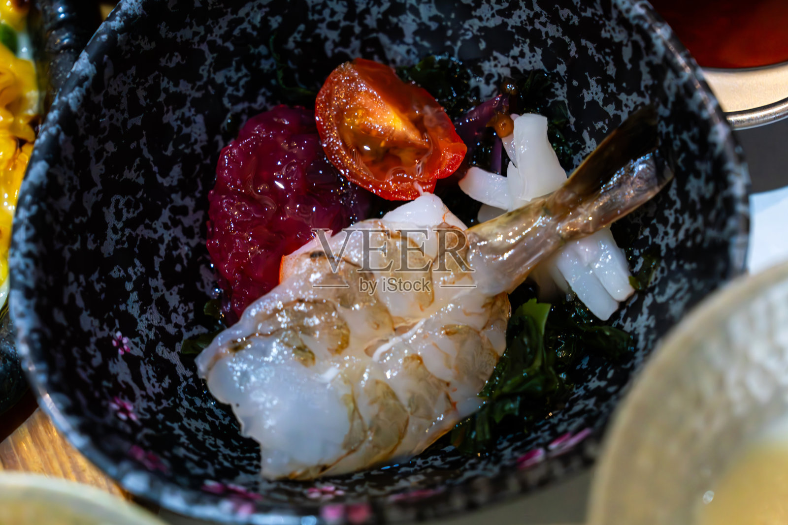 碗中的生虾刺身照片摄影图片