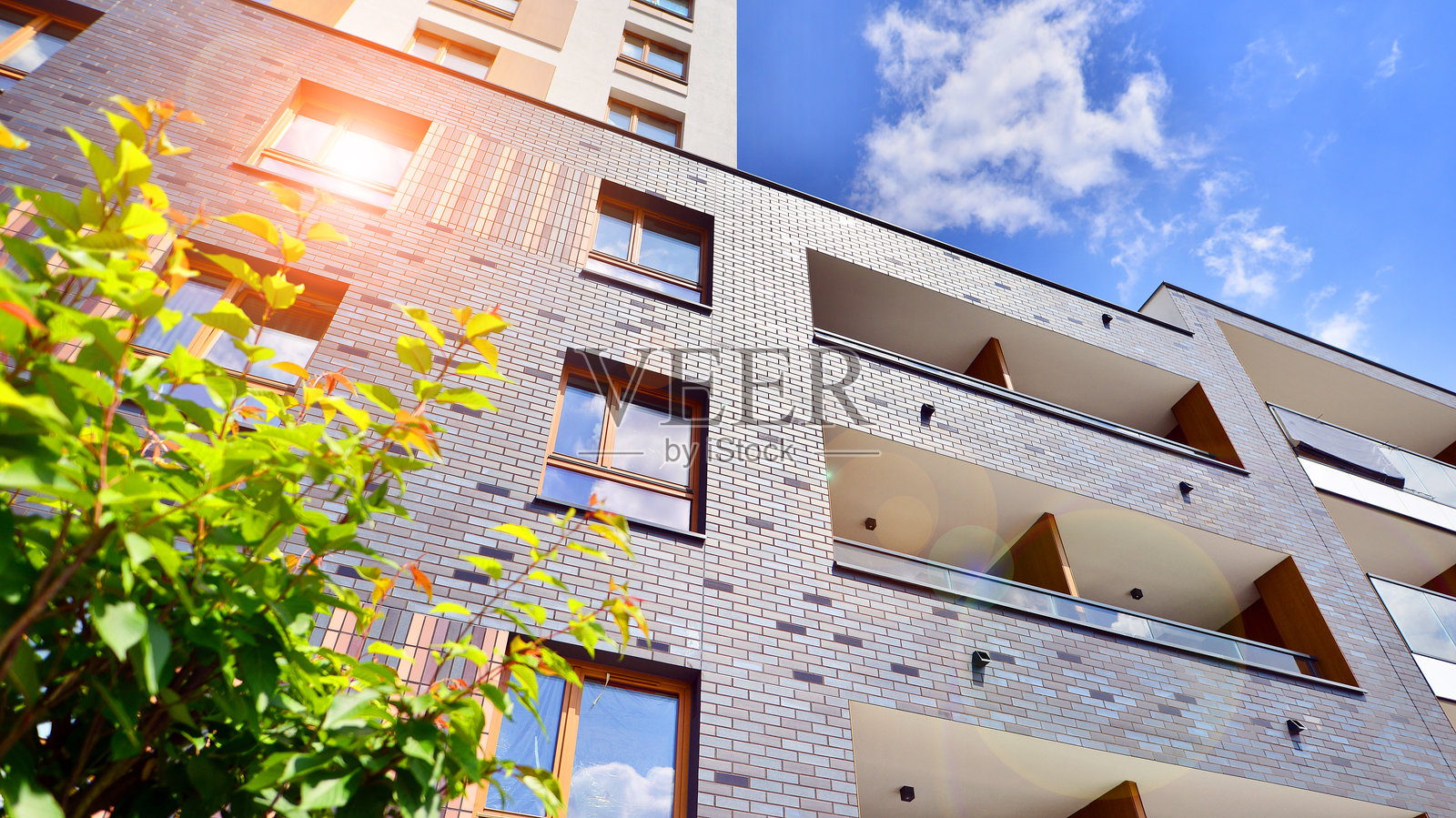 与自然和谐的欧洲住宅建筑。城市中的绿色生态友好生活。照片摄影图片