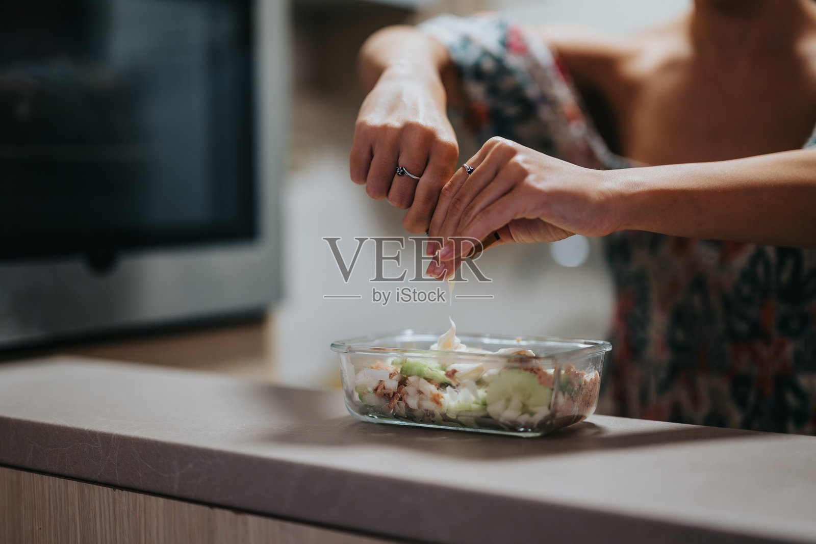 年轻女性在现代厨房准备健康餐。照片摄影图片