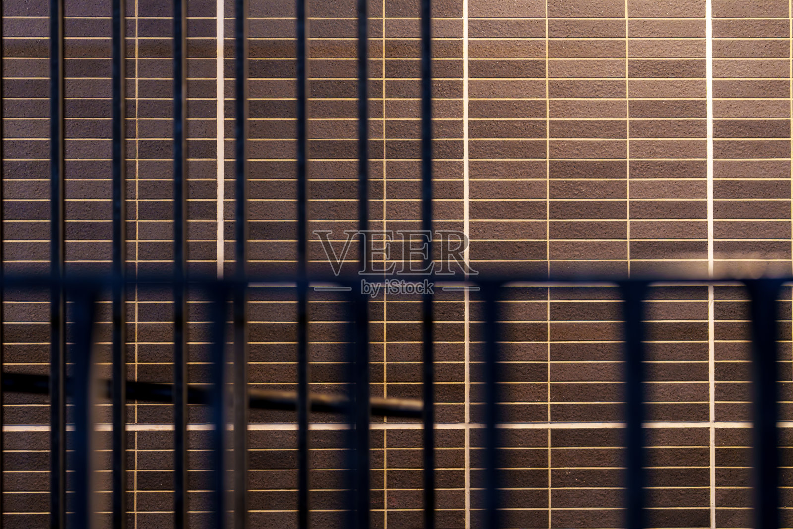 许多围栏尽头的瓷砖墙。照片摄影图片